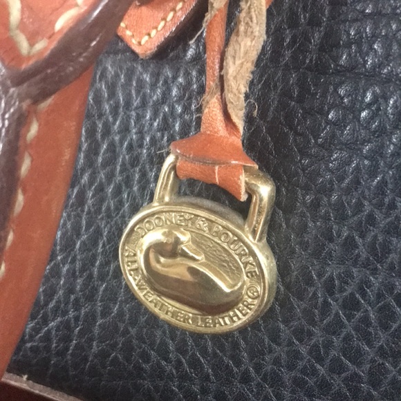 Dooney & Bourke, Good ole vintage battle worn Tote Solid,Everything thing works - Picture 3 of 14